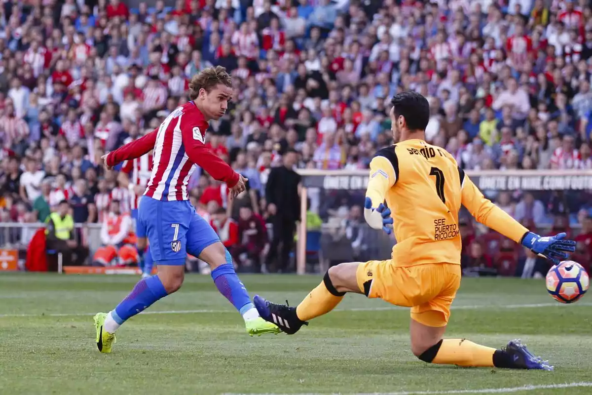 Antoine Griezmann marcando al Sevilla