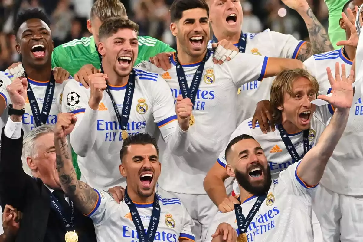 El Real Madrid celebrando un trofeo