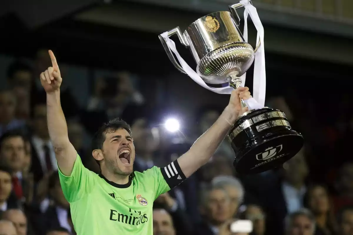Iker Casillas levanta la Copa del Rey de 2014