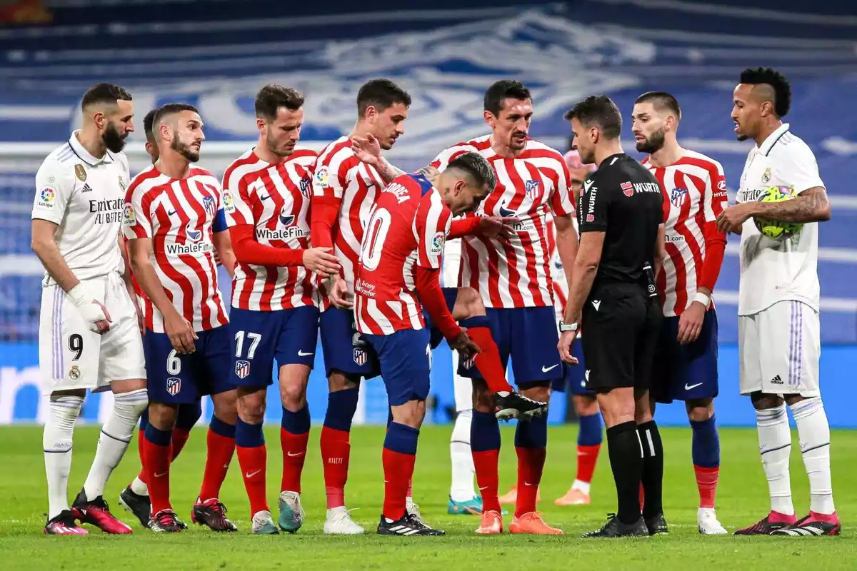 Los jugadores del Atlético protestando a Gil Manzano