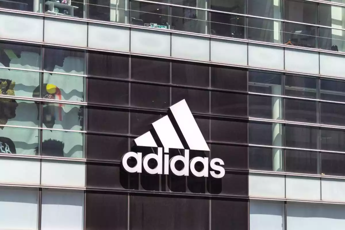 Fachada con el logo de Adidas