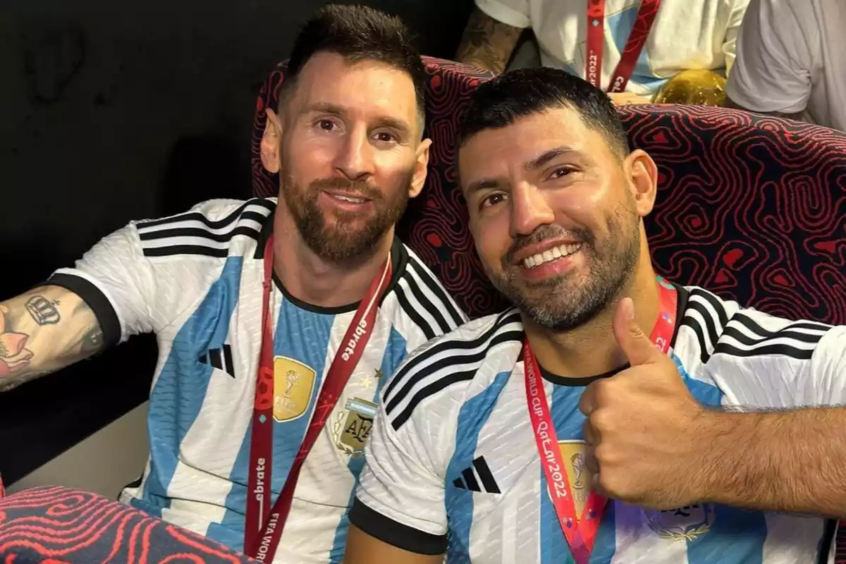 Leo Messi y el 'Kun' Agüero en la celebración del Mundial de Qatar