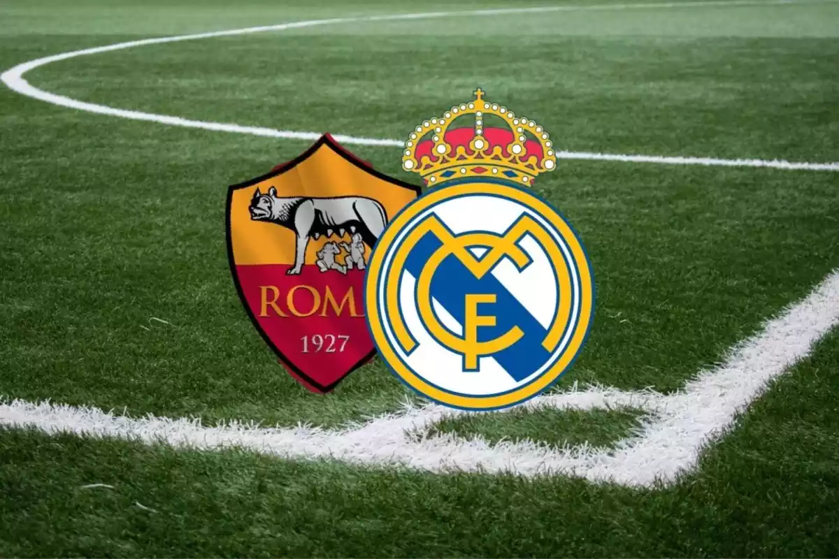 Montaje de campo de fútbol con los escudos del Roma y el Real Madrid