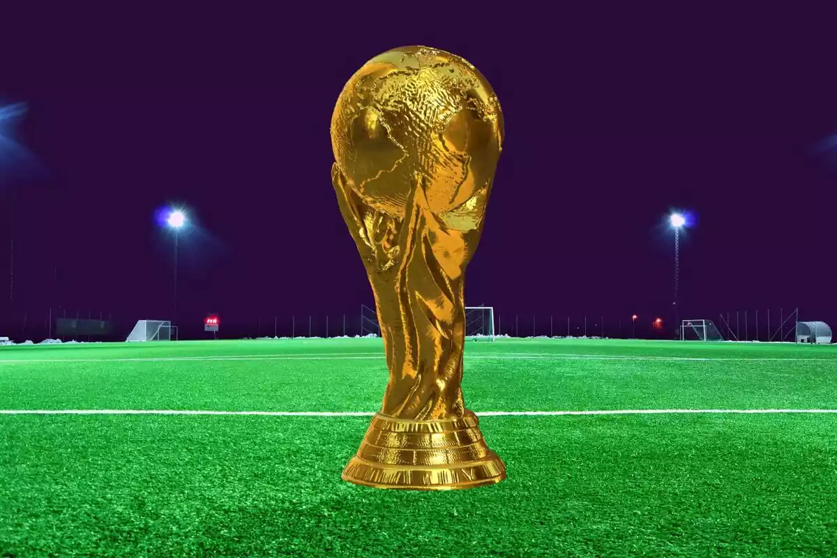 Montaje de un campo de fútbol y la Copa del Mundo