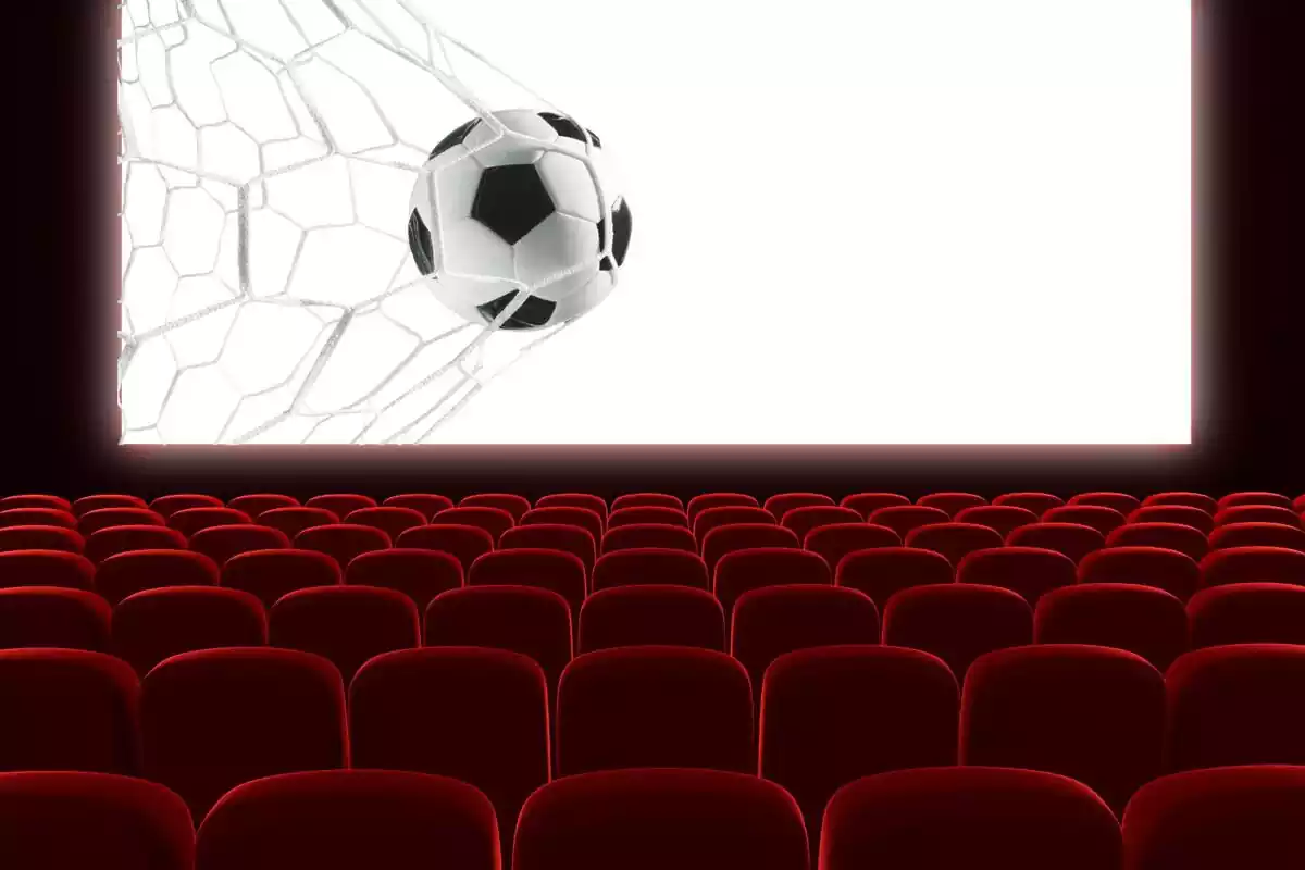 Montaje sala de cine con pantalla mostrando un gol