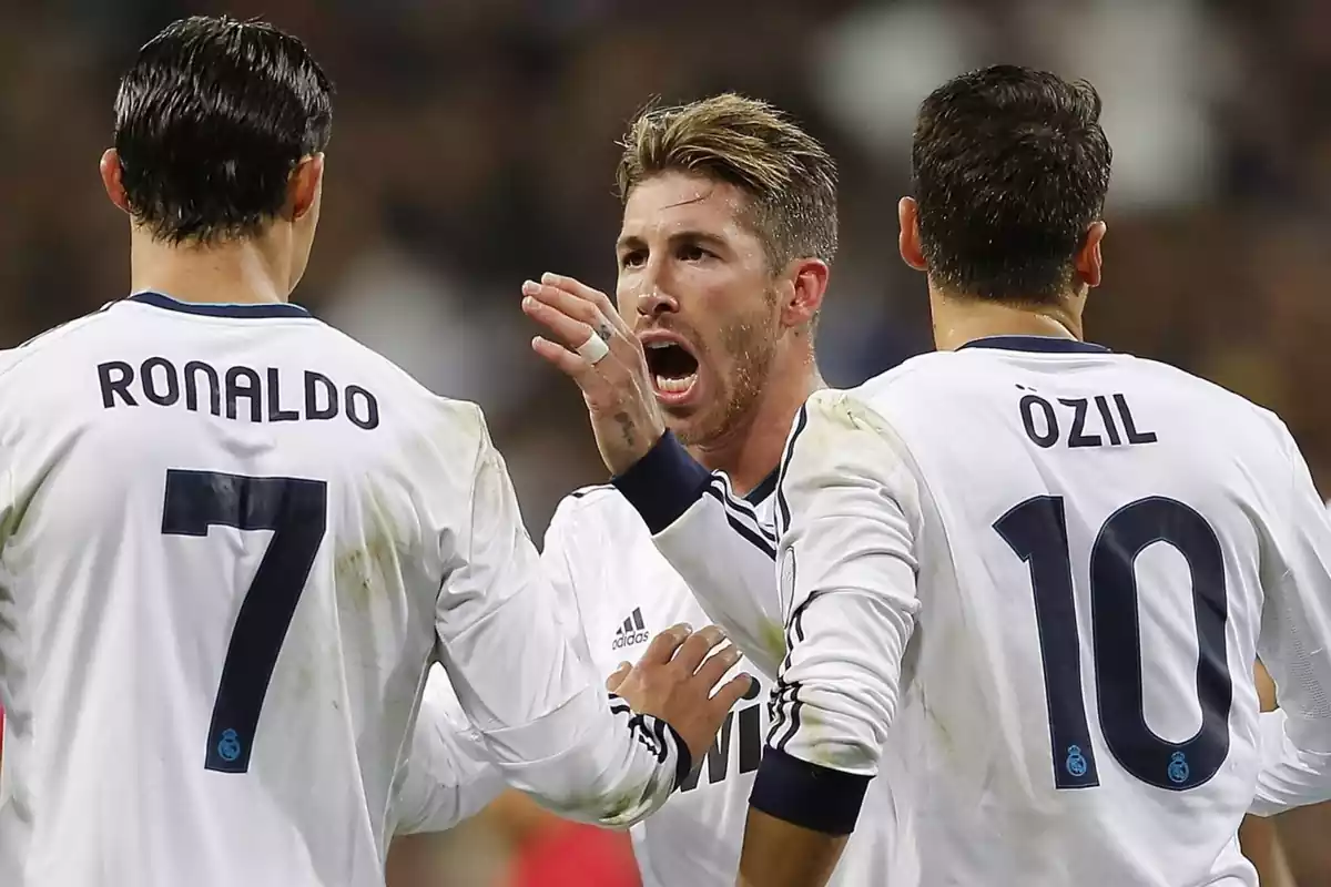 Sergio Ramos junto a Cristiano Ronaldo y Mesut Ozil