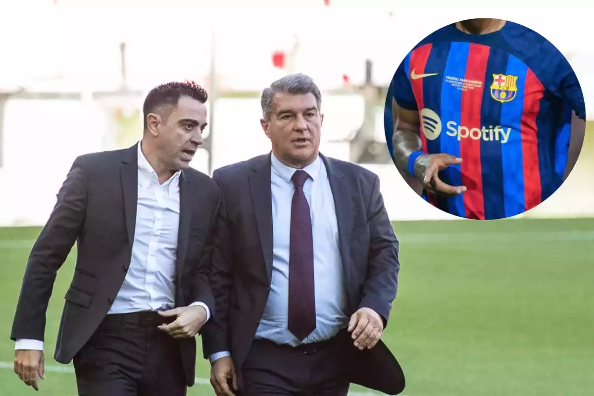 Xavi y Laporta hablando sobre un jugador del Barça