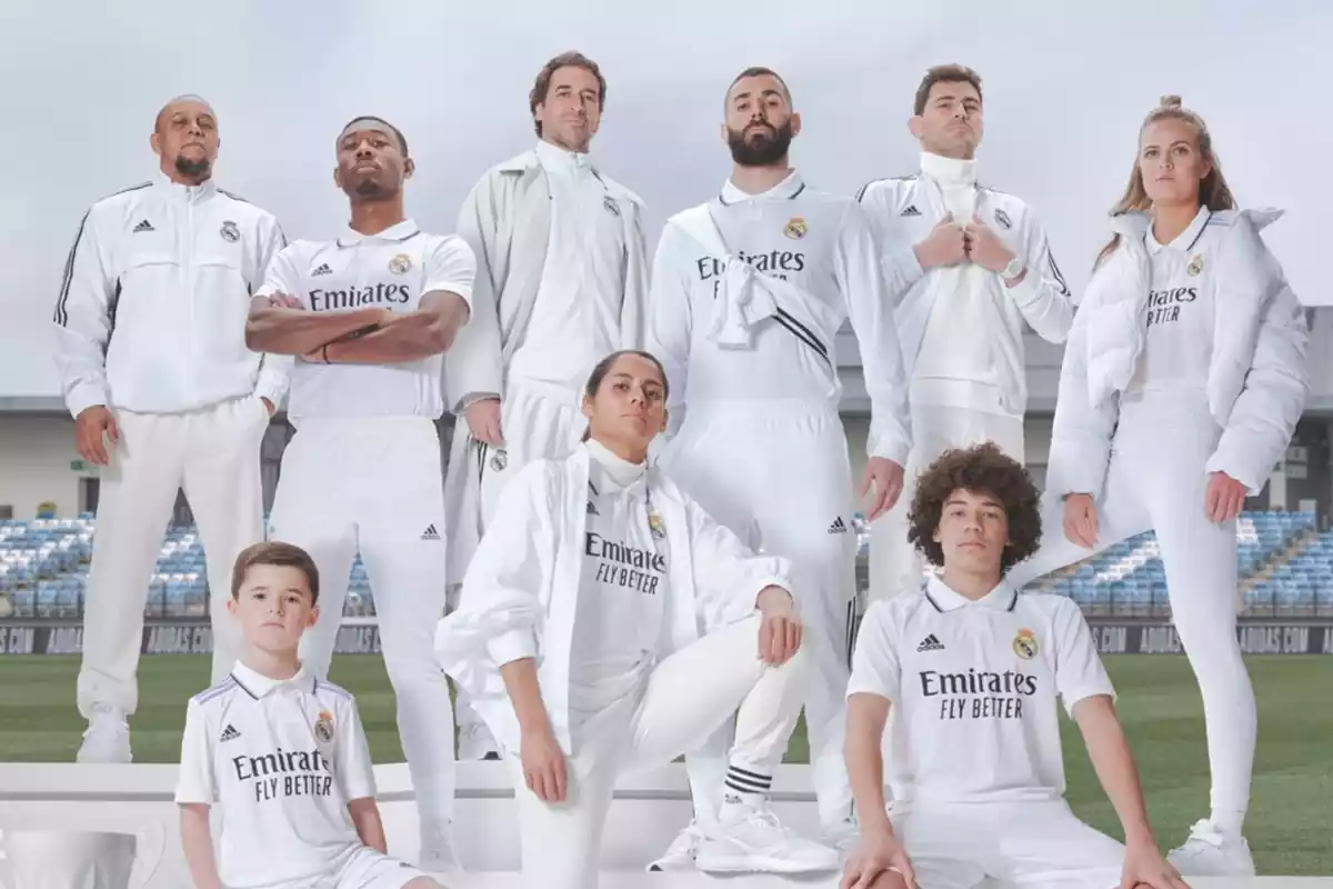 Imagen promocional del Real Madrid para presentar su camiseta del 2022. Aparecen varios jugadores del Real Madrid posando