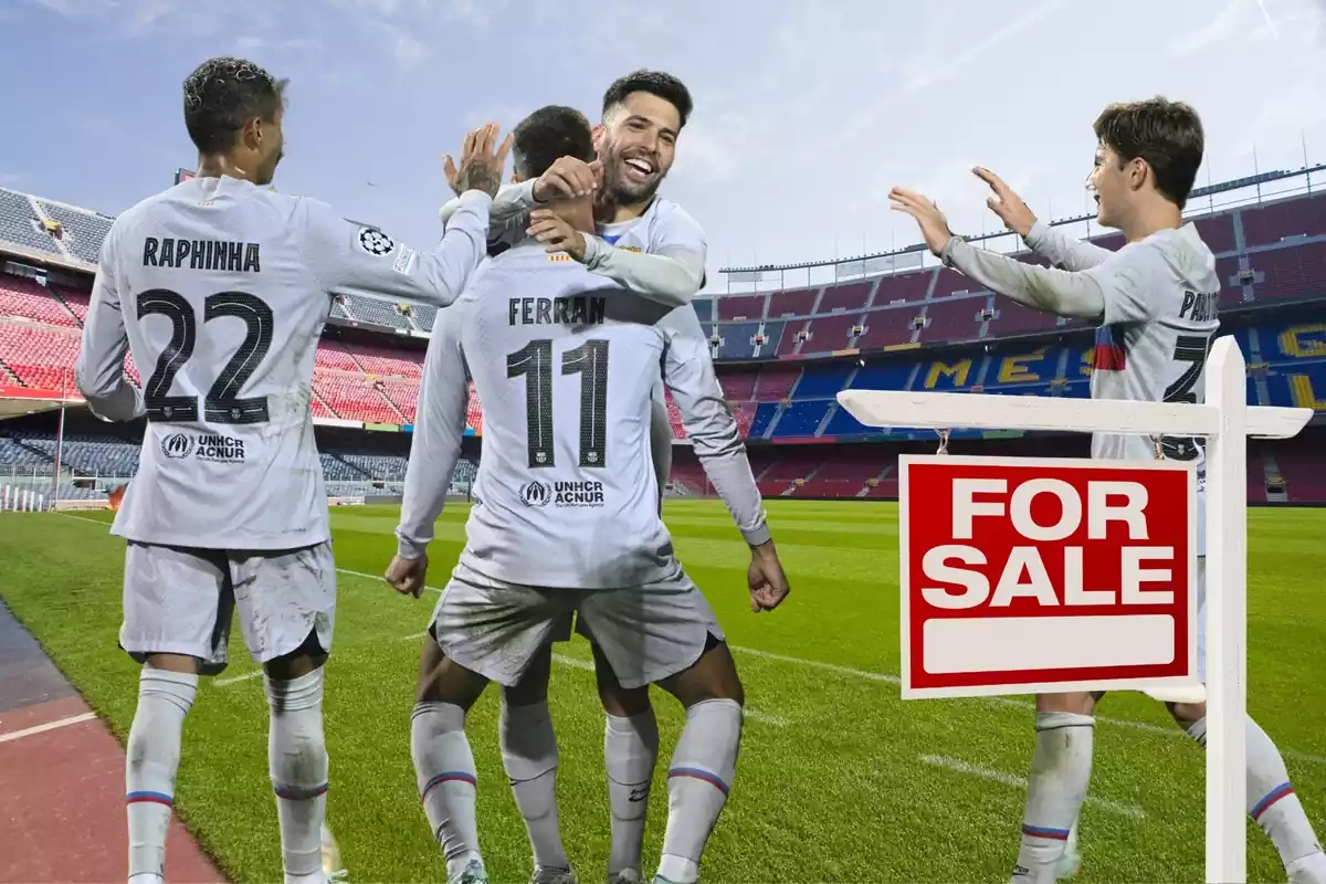 Montaje de los jugadores del Barça con un cartel de 'For Sale'