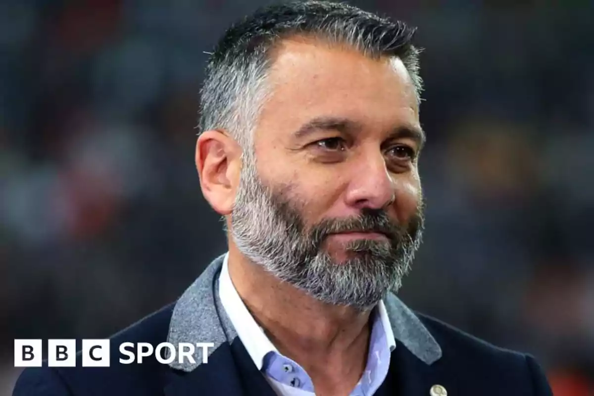 Un hombre con barba y cabello corto aparece en un entorno deportivo con el logo de BBC Sport en la esquina.