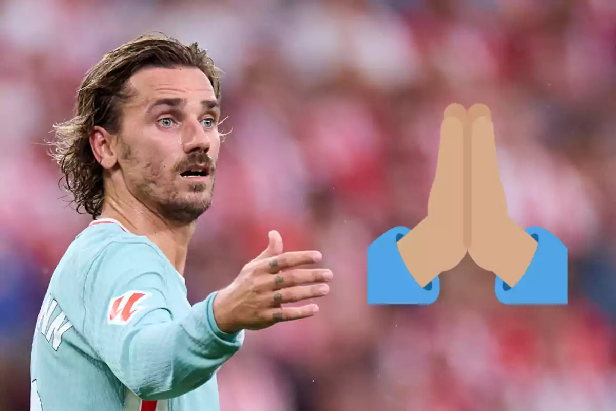 Un jugador de fútbol con una camiseta celeste gesticulando con la mano, con un emoji de manos en posición de oración superpuesto en la imagen.