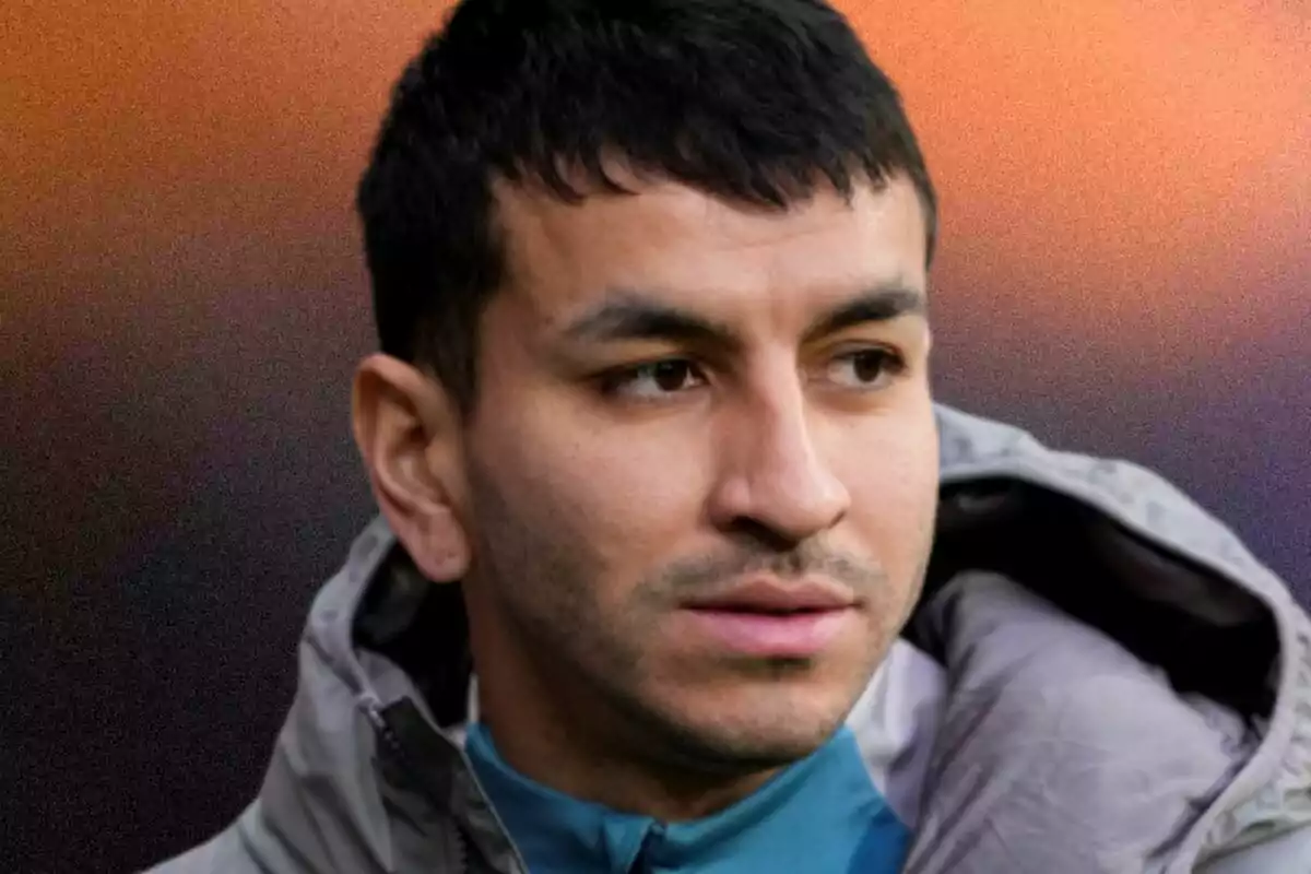 Hombre joven con cabello corto y chaqueta gris mirando hacia un lado con fondo degradado naranja y morado