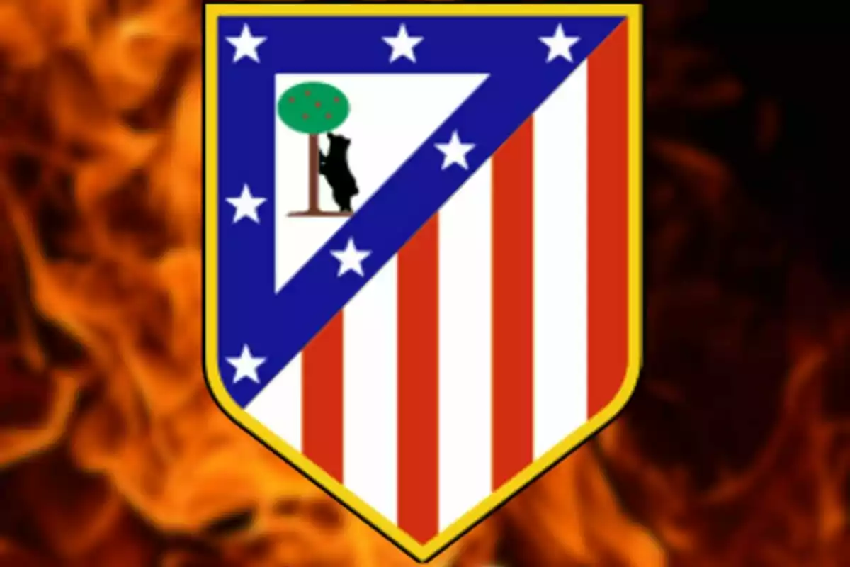 Escudo del Atlético de Madrid sobre un fondo de llamas difuminadas