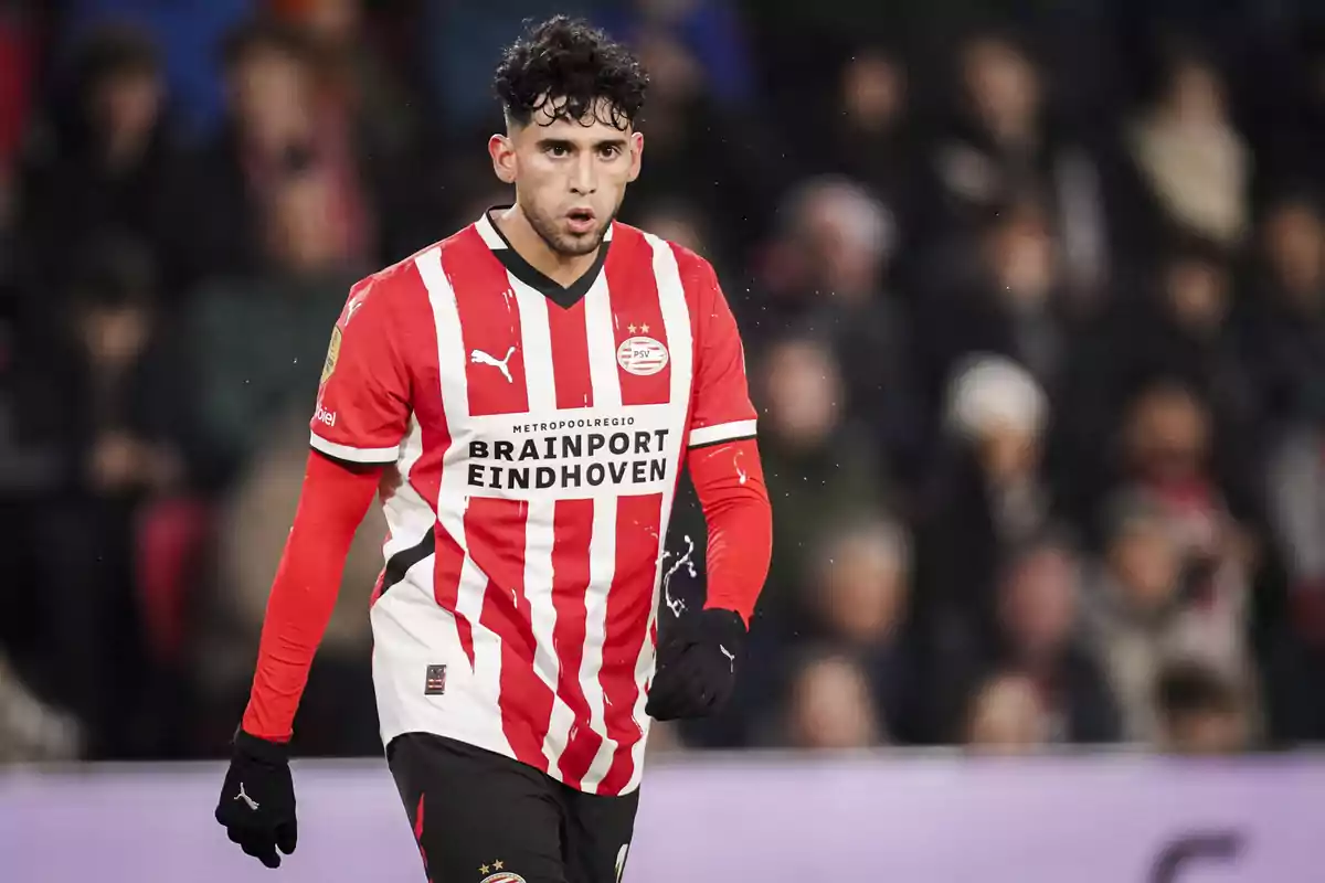 Futbolista con uniforme rojo y blanco del PSV Eindhoven en el campo durante un partido Futbolista con uniforme rojo y blanco del PSV Eindhoven en el campo durante un partido