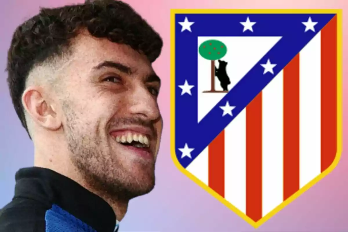 Un hombre sonriente con cabello rizado y barba corta aparece junto al escudo del Atlético de Madrid sobre un fondo degradado en tonos rosados y morados