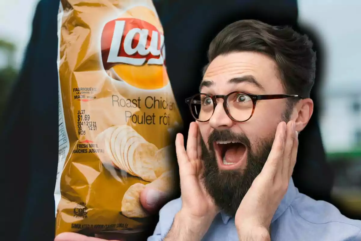 Hombre con barba y gafas mostrando una expresión de sorpresa mientras observa una bolsa de papas Lay's sabor pollo rostizado.