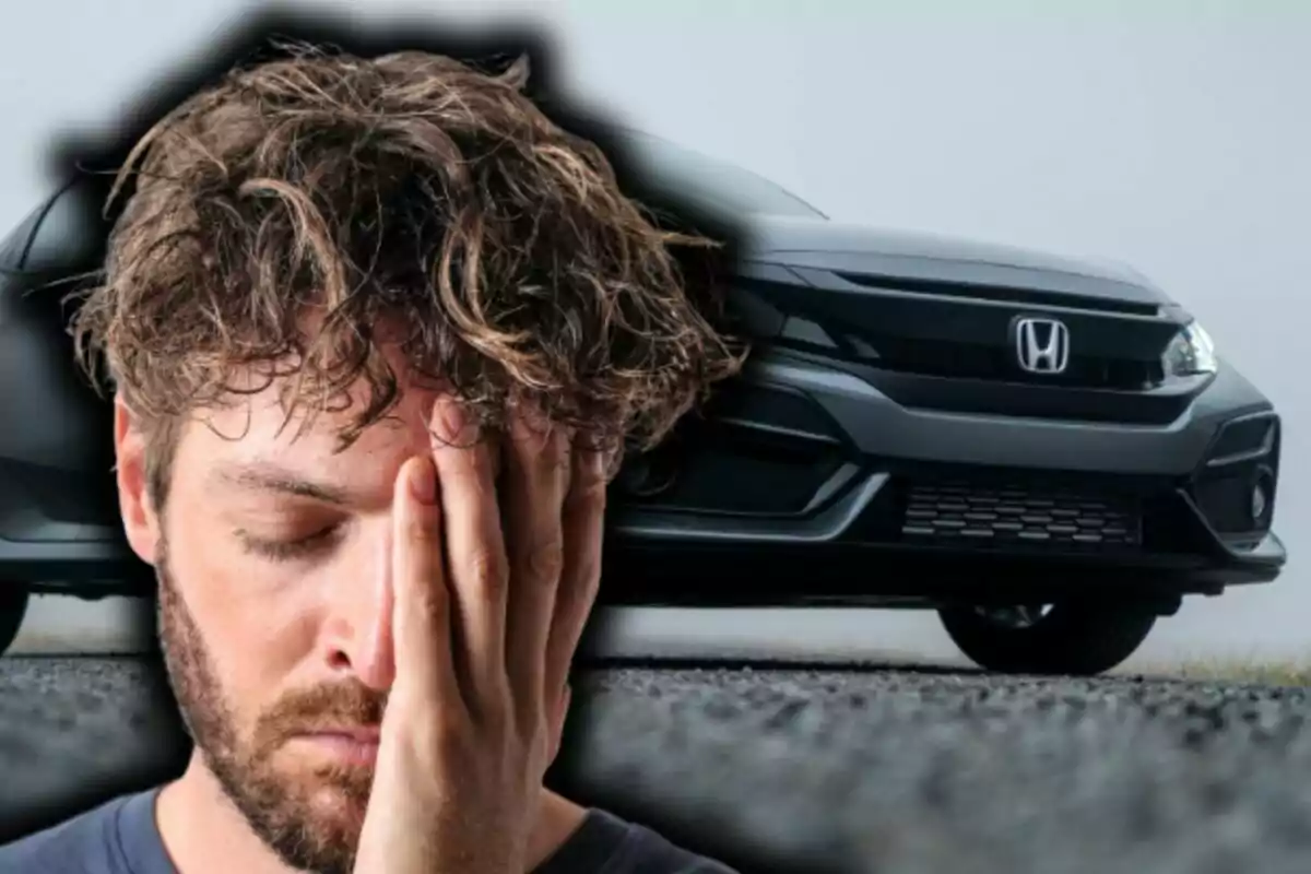 Hombre con expresión de frustración cubriéndose el rostro con una mano frente a un automóvil negro marca Honda.