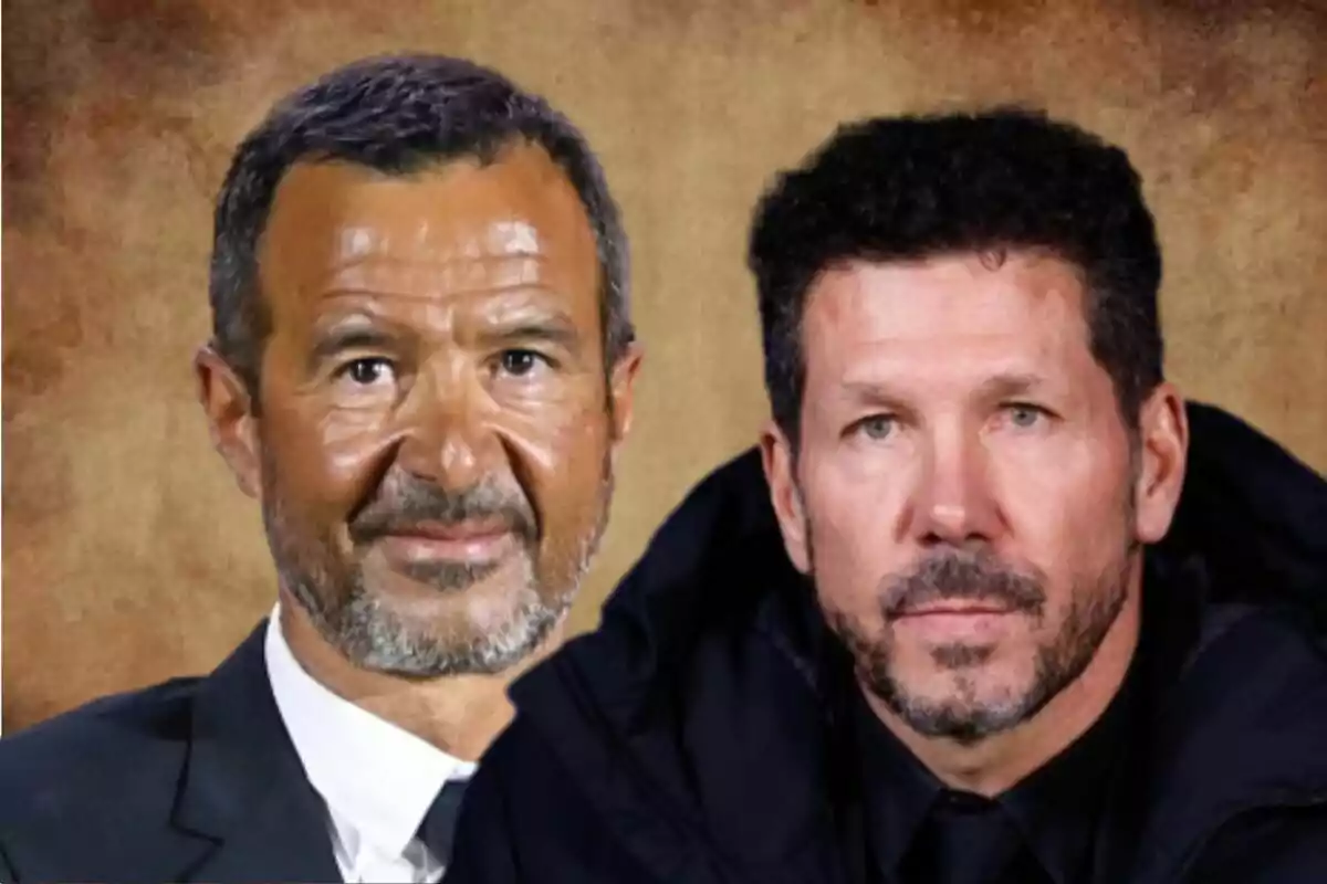 Dos hombres de mediana edad con barba y cabello corto posan juntos frente a un fondo marrón