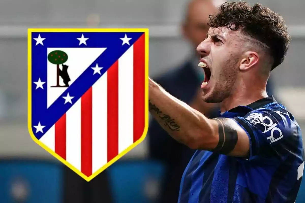 Futbolista celebrando con el escudo del Atlético de Madrid en primer plano