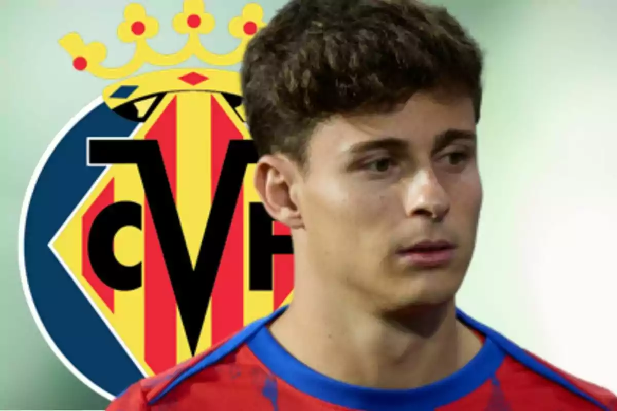 Joven futbolista con camiseta roja frente al escudo del Villarreal CF