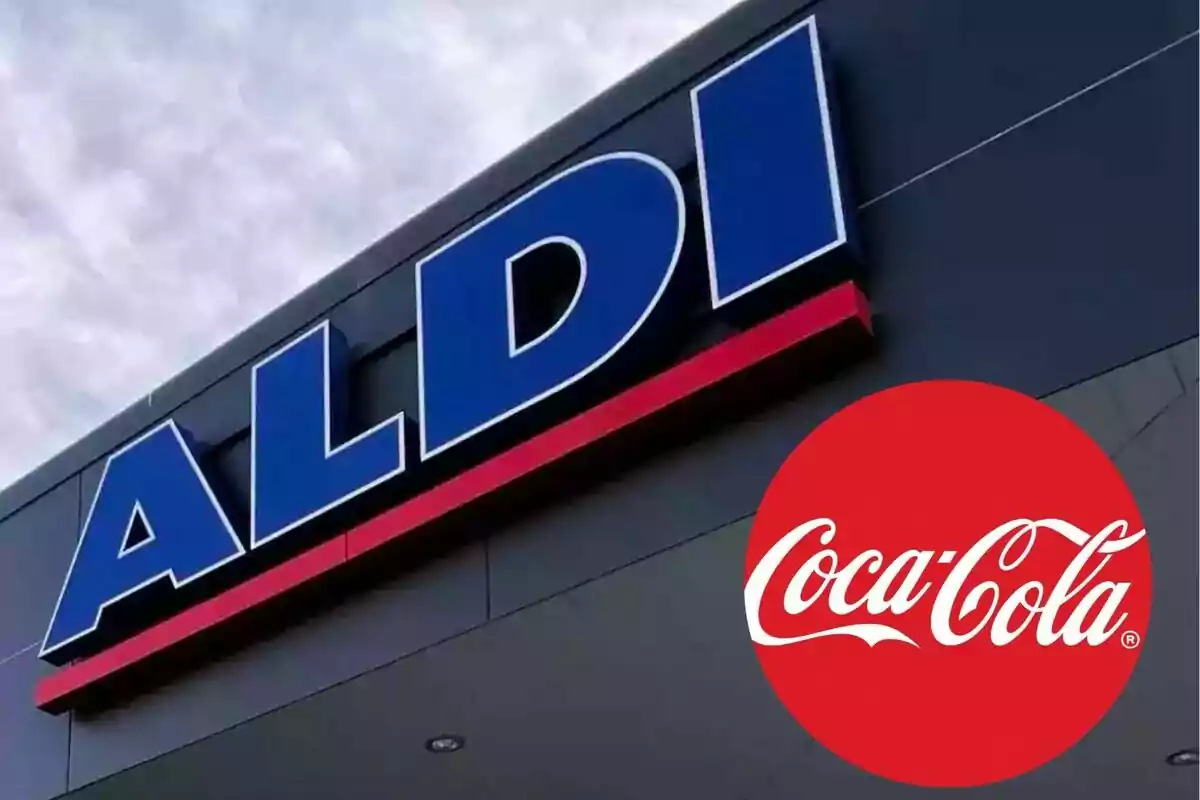 Fachada de una tienda Aldi con el logotipo de Coca-Cola en la esquina inferior derecha