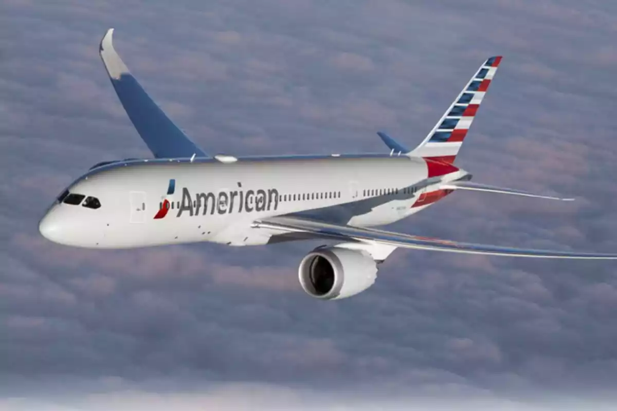 Avión de American Airlines volando sobre un mar de nubes