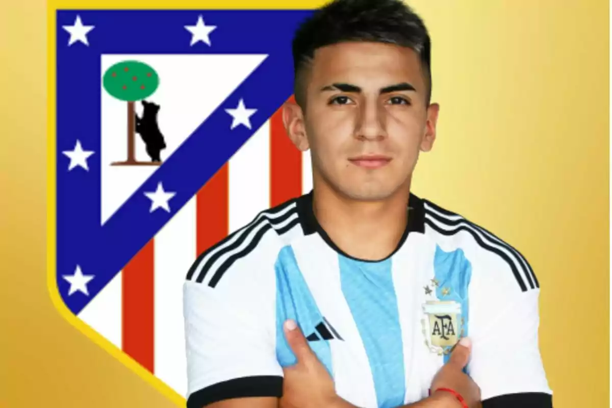 Joven con camiseta de la selección argentina posando frente al escudo del Atlético de Madrid sobre un fondo amarillo