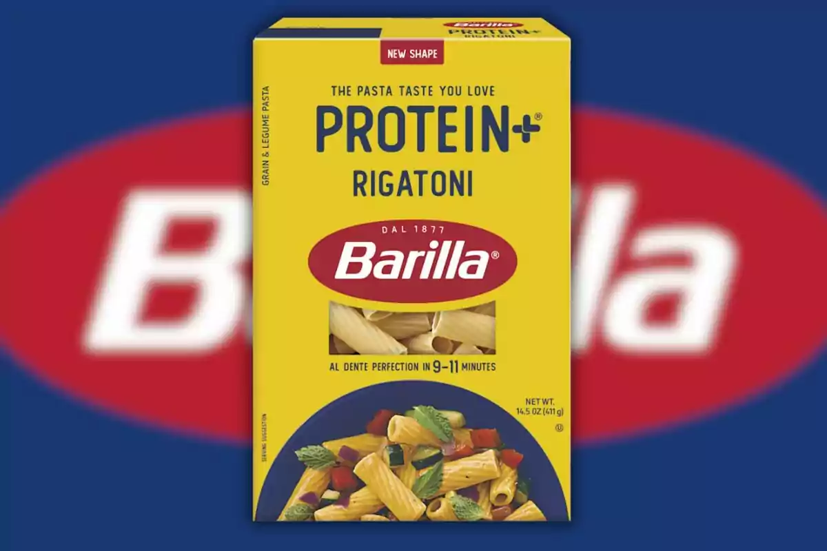 Caja amarilla de pasta Barilla Protein Plus Rigatoni con ventana mostrando la pasta y una imagen de rigatoni cocido con vegetales en la parte inferior Caja amarilla de pasta Barilla Protein Plus Rigatoni con ventana mostrando la pasta y una imagen de rigatoni cocido con vegetales en la parte inferior