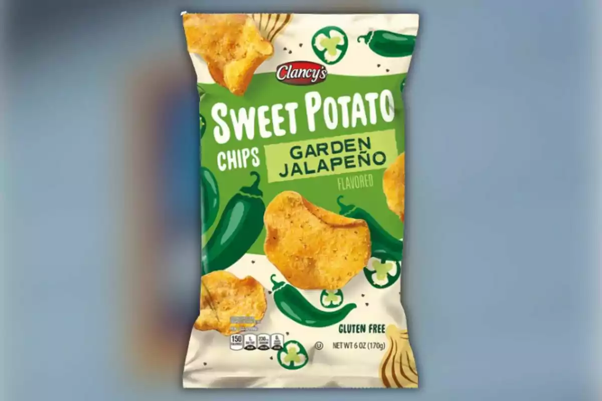Bolsa de chips de camote sabor jalapeño de la marca Clancy’s sobre un fondo azul difuminado