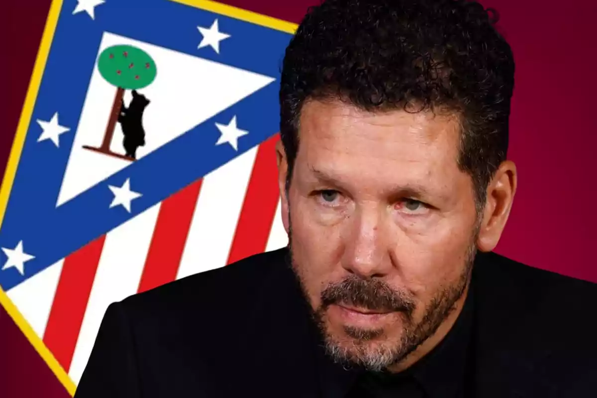 Simeone con el escudo del Atlético