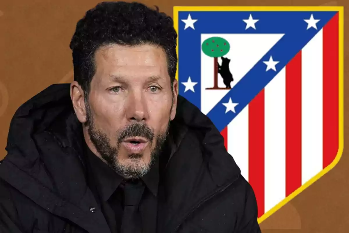 Simeone junto al escudo del Atleti