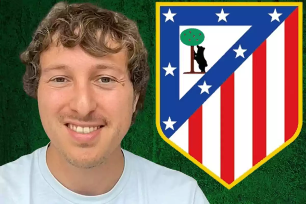 Matteo Moretto con el escudo del Atleti