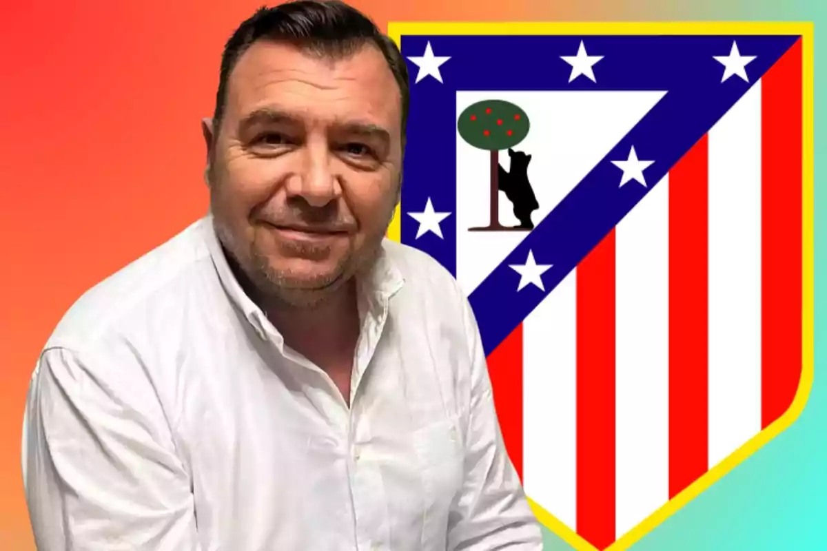 Rubén Uría con el escudo del Atlético