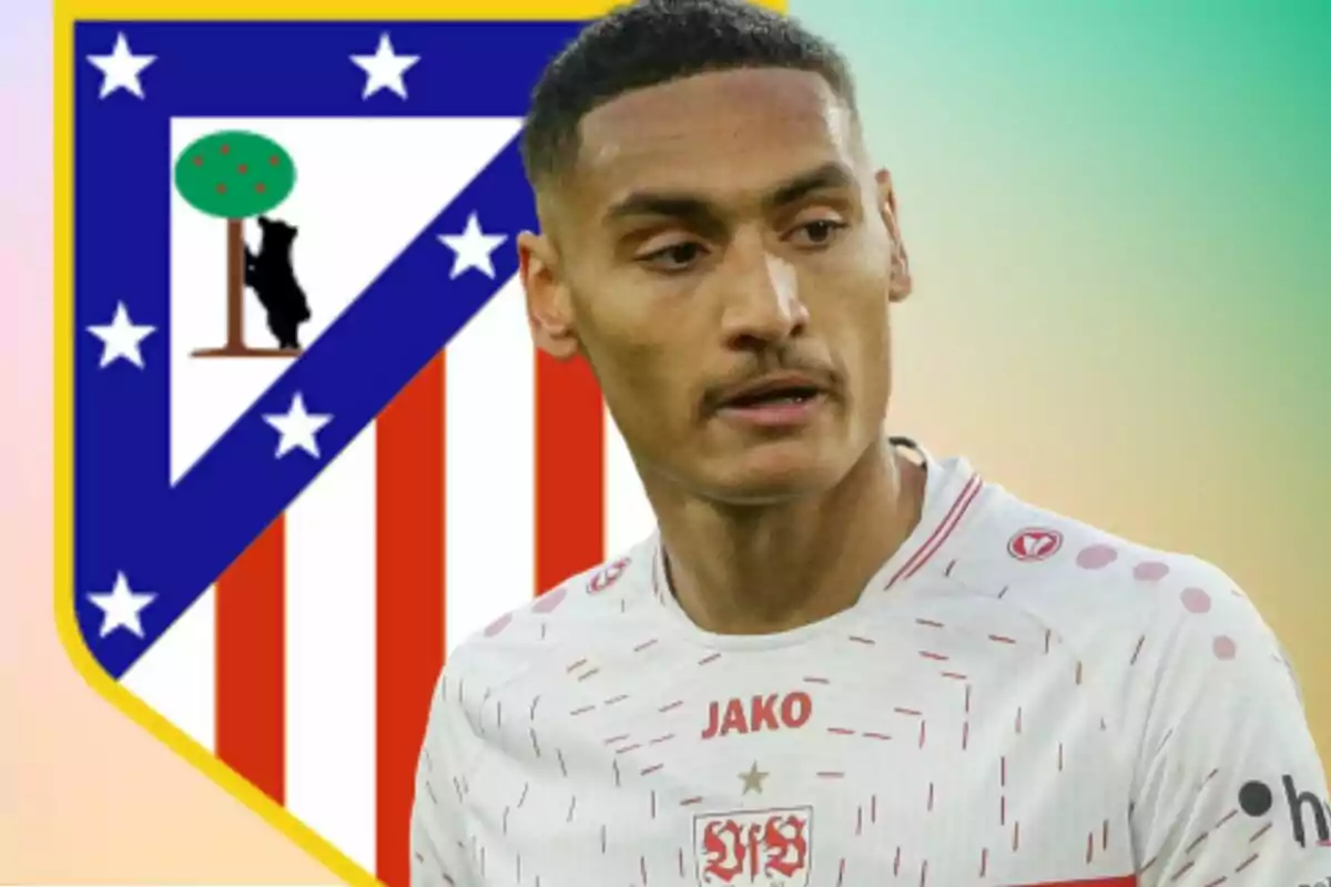 Futbolista con camiseta blanca frente al escudo del Atlético de Madrid