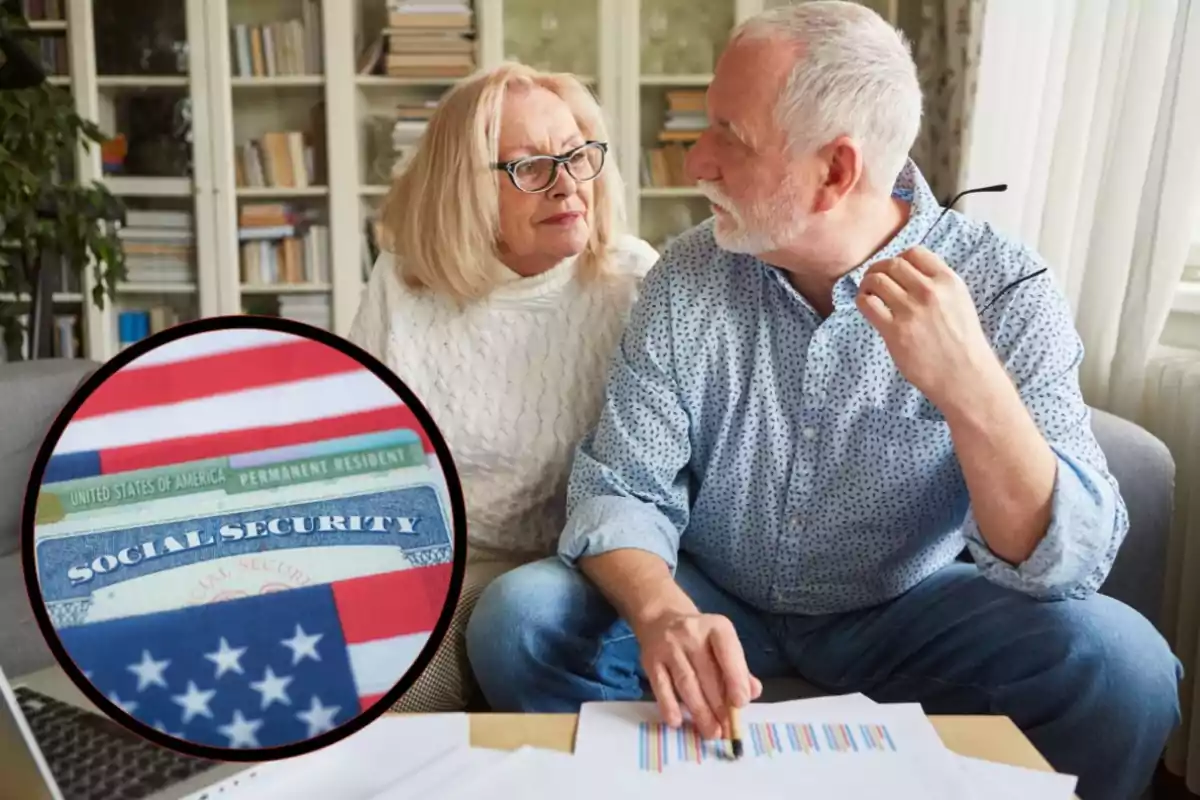 Pareja de personas mayores conversando en una sala mientras revisan documentos con un recuadro que muestra una tarjeta de seguro social y una tarjeta de residencia permanente de Estados Unidos Pareja de personas mayores conversando en una sala mientras revisan documentos con un recuadro que muestra una tarjeta de seguro social y una tarjeta de residencia permanente de Estados Unidos