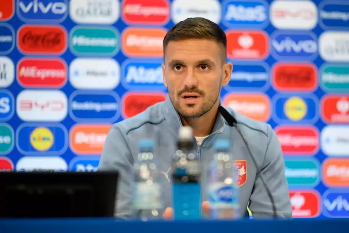 Dusan Tadic en rueda de prensa Dusan Tadic en rueda de prensa