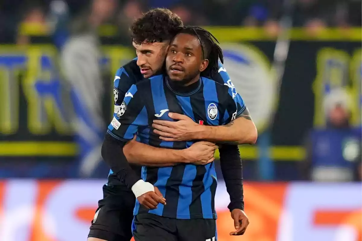 Lookman celebrando con Ruggeri Lookman celebrando con Ruggeri