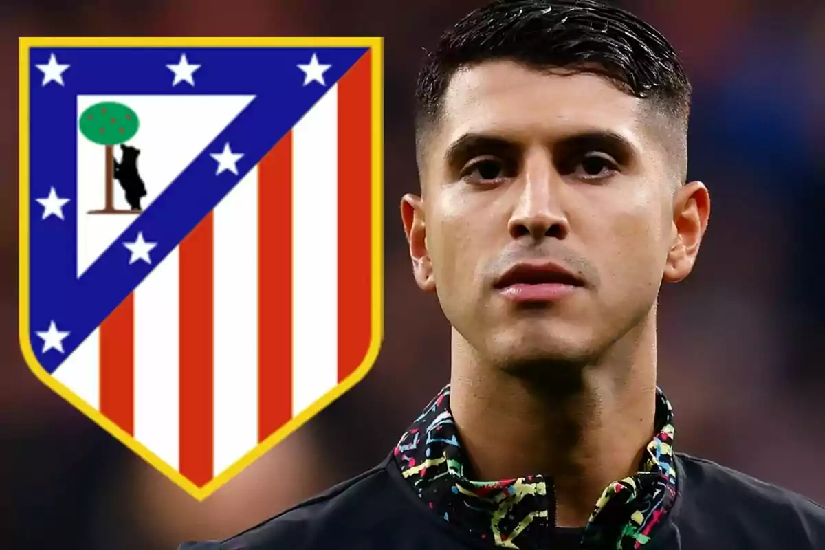 Futbolista con el escudo del Atlético de Madrid al fondo