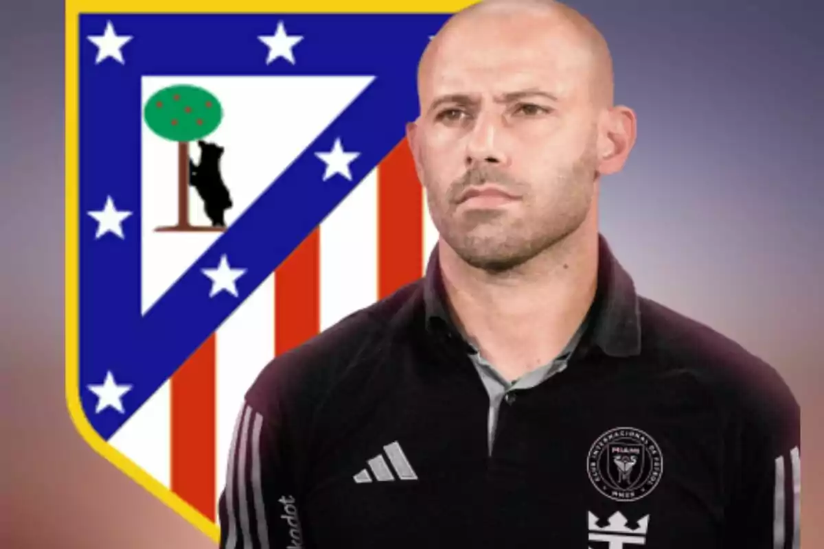 Hombre calvo con barba corta y camiseta negra frente al escudo del Atlético de Madrid