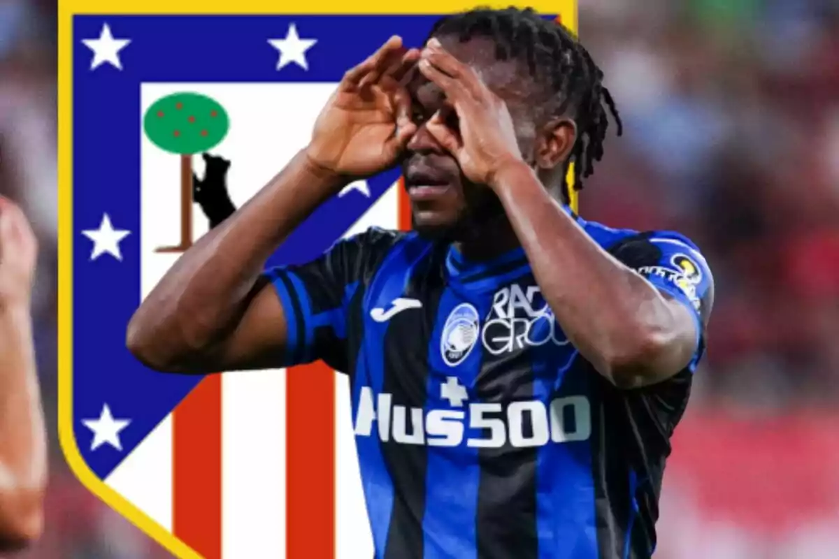 Futbolista con uniforme azul y negro celebrando con las manos en los ojos frente al escudo del Atlético de Madrid