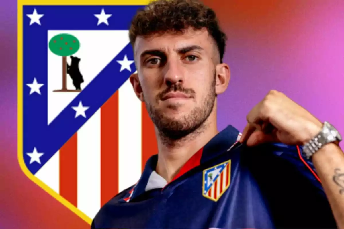 Jugador del Atlético de Madrid posando con la camiseta del equipo y el escudo de fondo