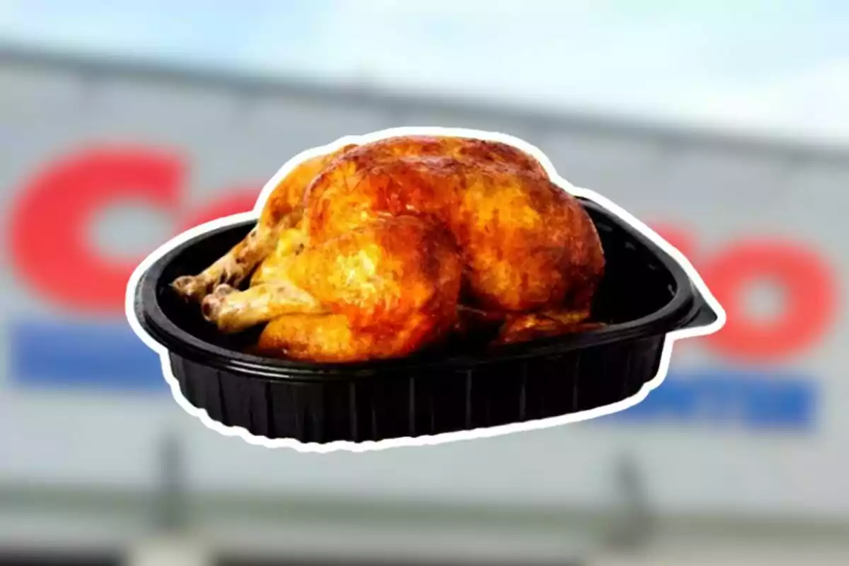 Pollo rostizado en charola de plástico con fondo desenfocado de una tienda Pollo rostizado en charola de plástico con fondo desenfocado de una tienda