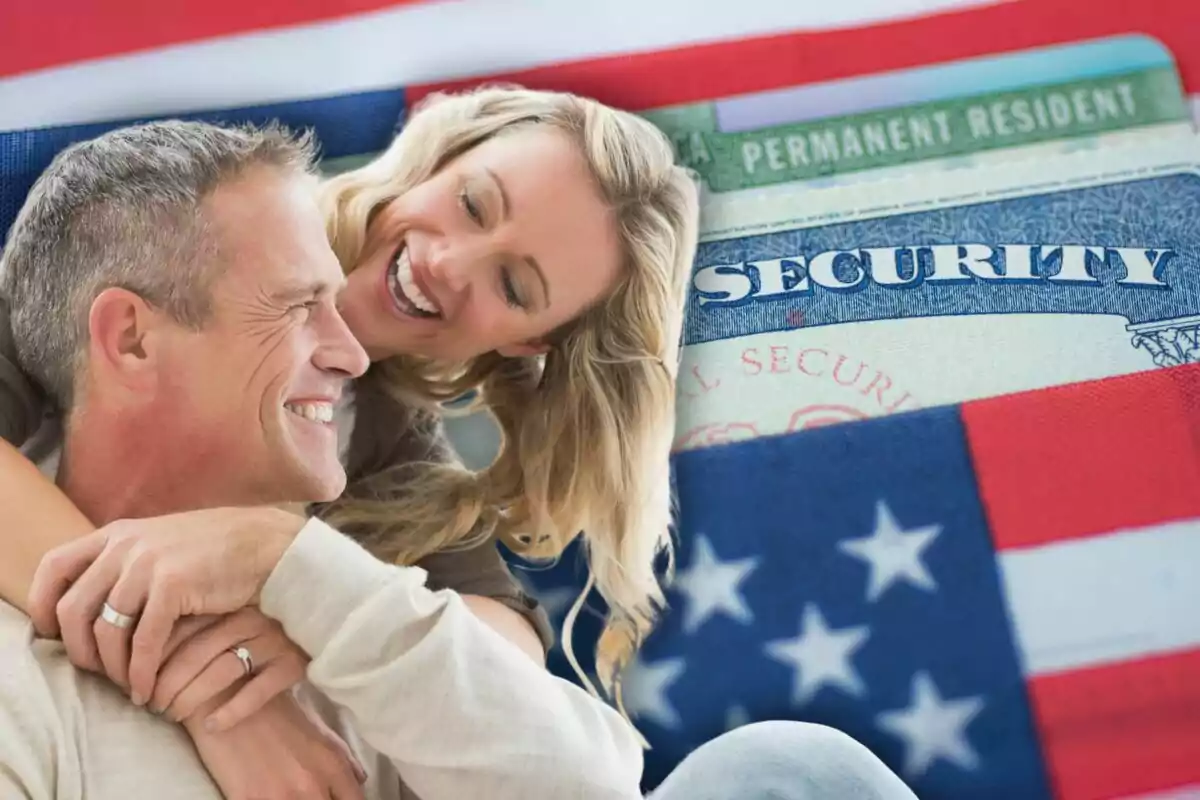Pareja sonriente abrazándose con documentos de residencia y seguro social sobre una bandera de Estados Unidos Pareja sonriente abrazándose con documentos de residencia y seguro social sobre una bandera de Estados Unidos