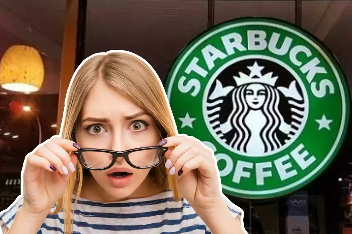 Mujer sorprendida sosteniendo sus gafas frente a un letrero de Starbucks