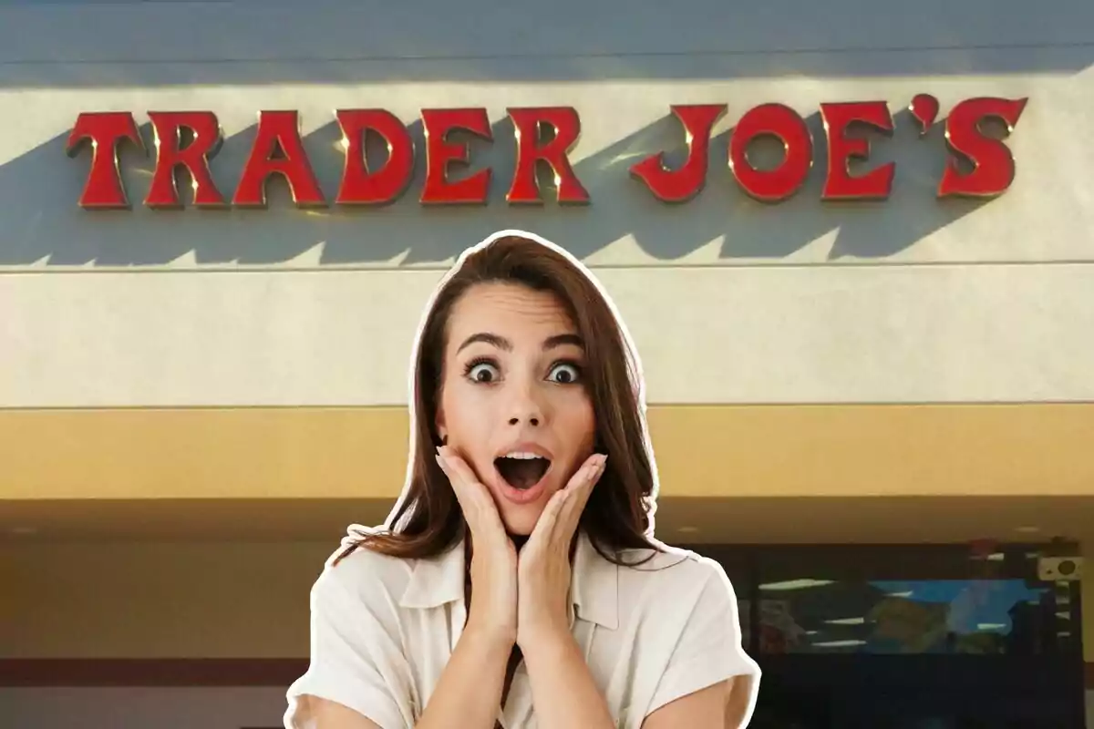 Mujer sorprendida frente a la entrada de una tienda Trader Joe's Mujer sorprendida frente a la entrada de una tienda Trader Joe's