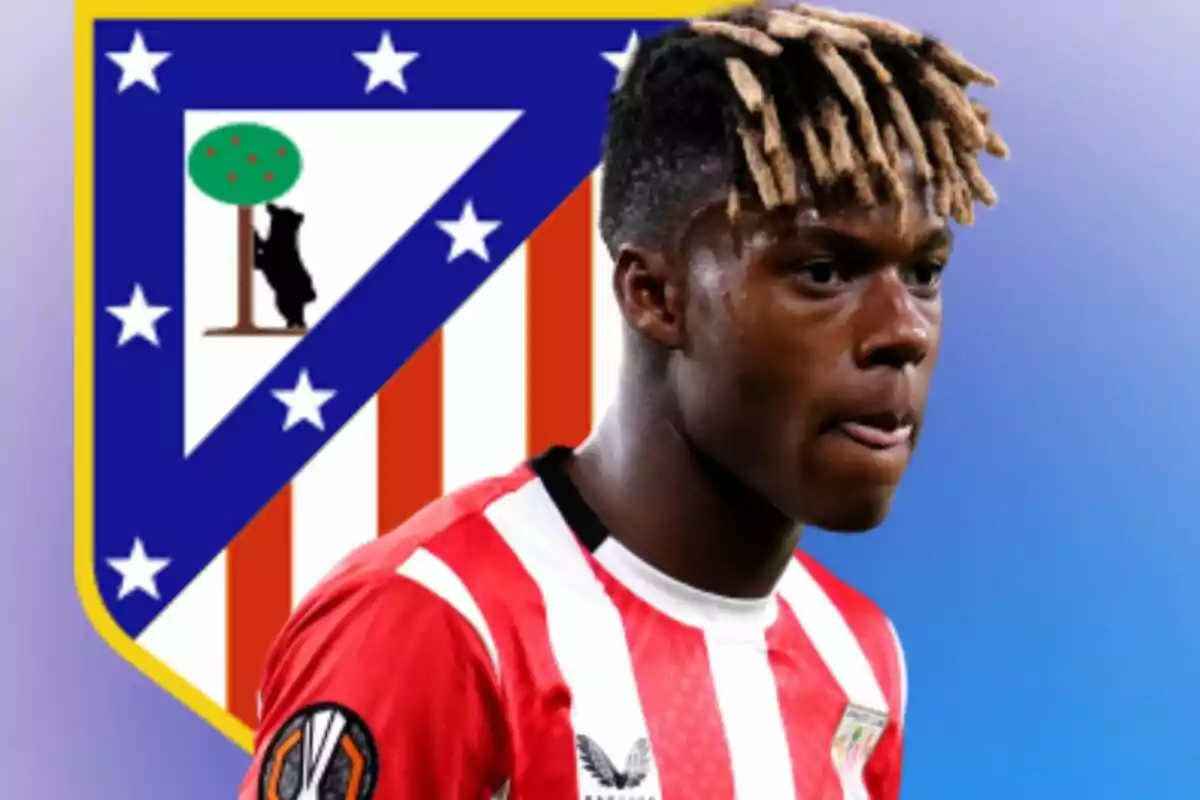 Futbolista con camiseta rojiblanca frente al escudo del Atlético de Madrid