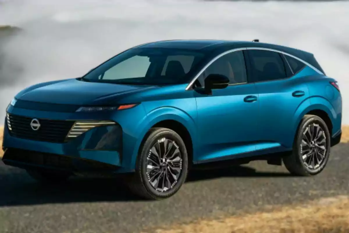 SUV azul moderno estacionado sobre un camino asfaltado con fondo de nubes y paisaje natural SUV azul moderno estacionado sobre un camino asfaltado con fondo de nubes y paisaje natural