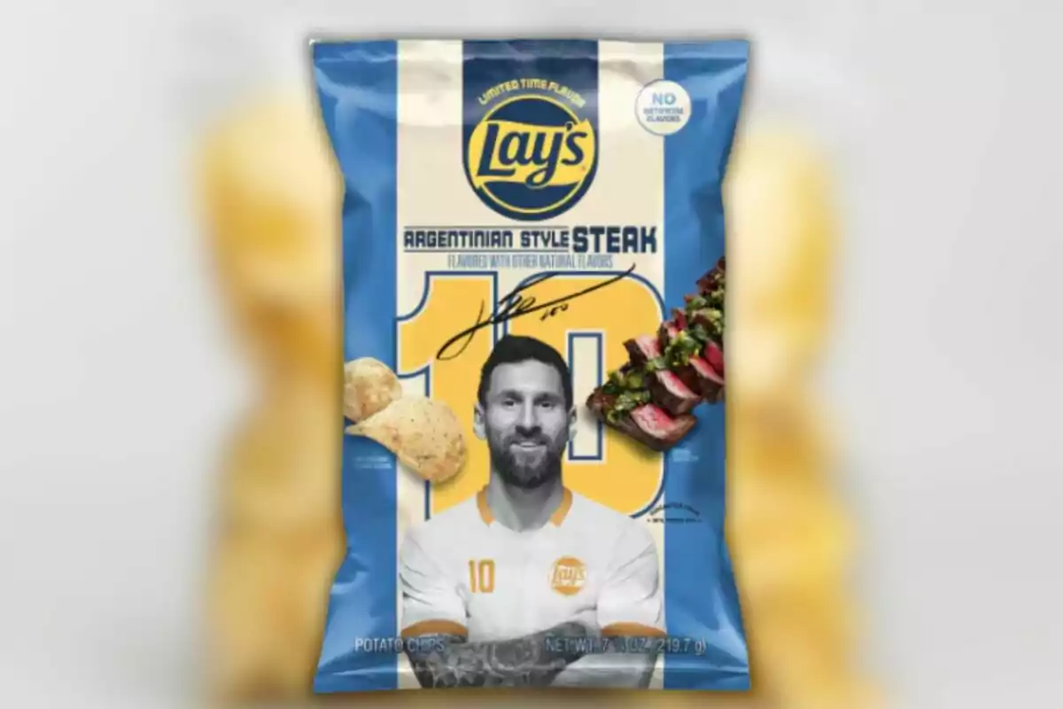 Bolsa de papas Lay’s sabor Argentinian Style Steak con un diseño azul y crema que muestra a un futbolista con el número 10, papas fritas y un corte de carne con chimichurri