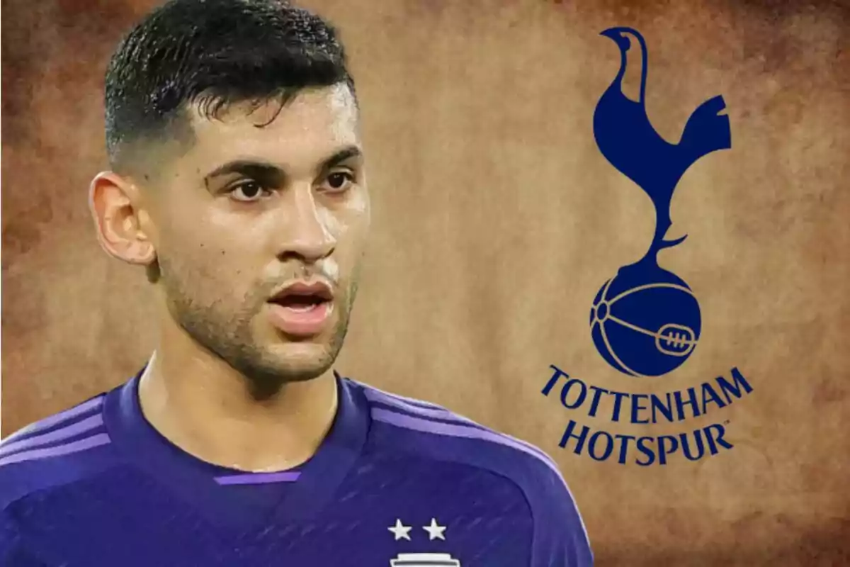 Futbolista con camiseta morada junto al escudo del Tottenham Hotspur sobre fondo marrón