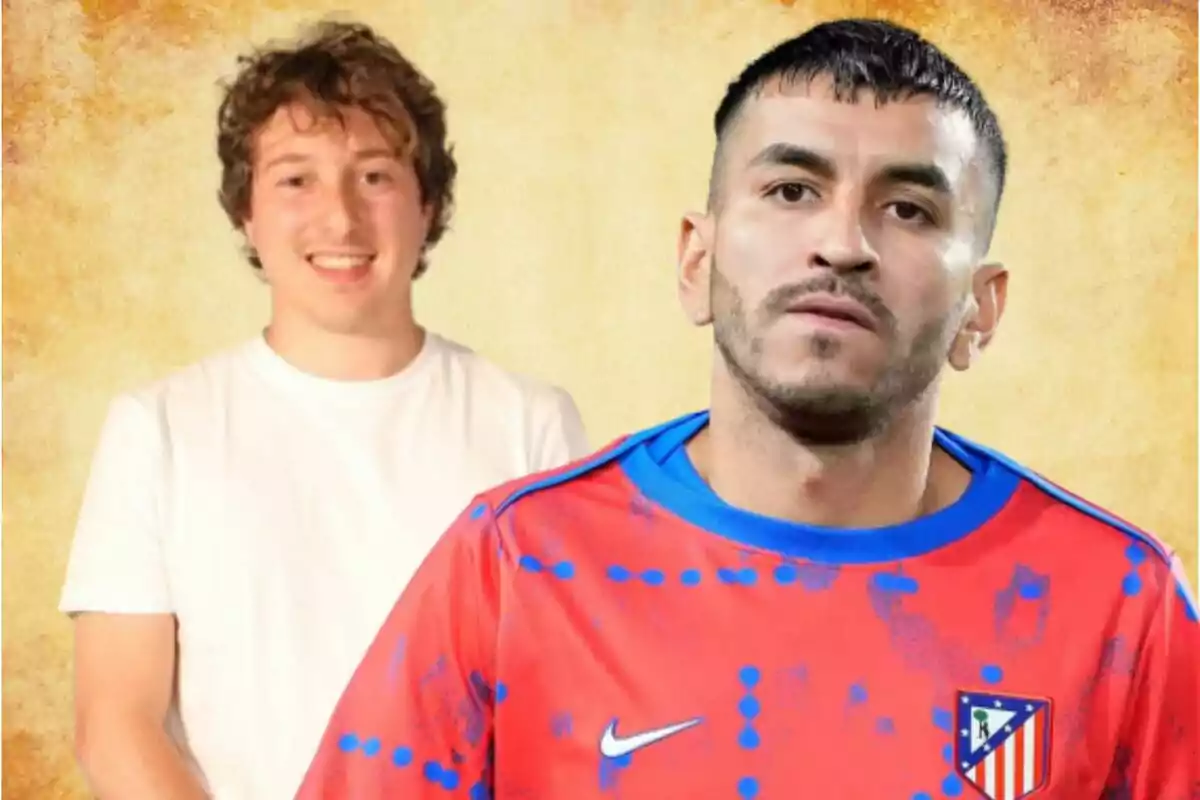 Dos hombres posan frente a un fondo amarillo uno lleva una camiseta blanca y sonríe mientras el otro viste un uniforme rojo del Atlético de Madrid y tiene expresión seria